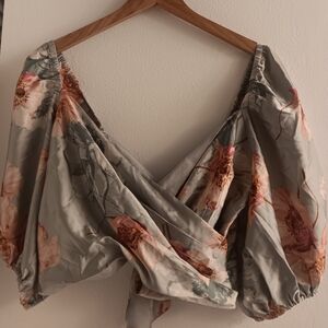 EXPRESS Silky V Cut Floral Crop Top With Puff Sleeve Detail Size 6/Medium